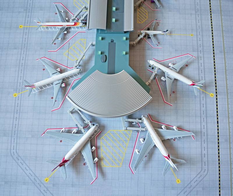 1 by 4000 Scale Airport Matt Set D38020